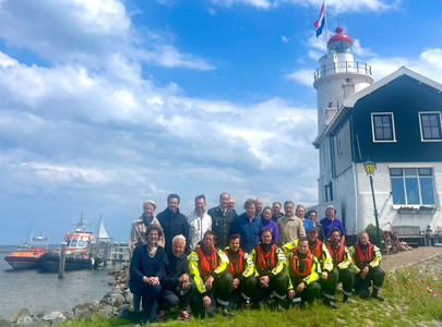 Groepsfoto van enkele leden van het bestuur van Veiligheidsregio Zaanstreek-Waterland samen met een aantal MT-leden, collega’s en vrijwilligers van KNRM Marken