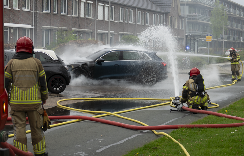 Brandweer blust elektrische auto