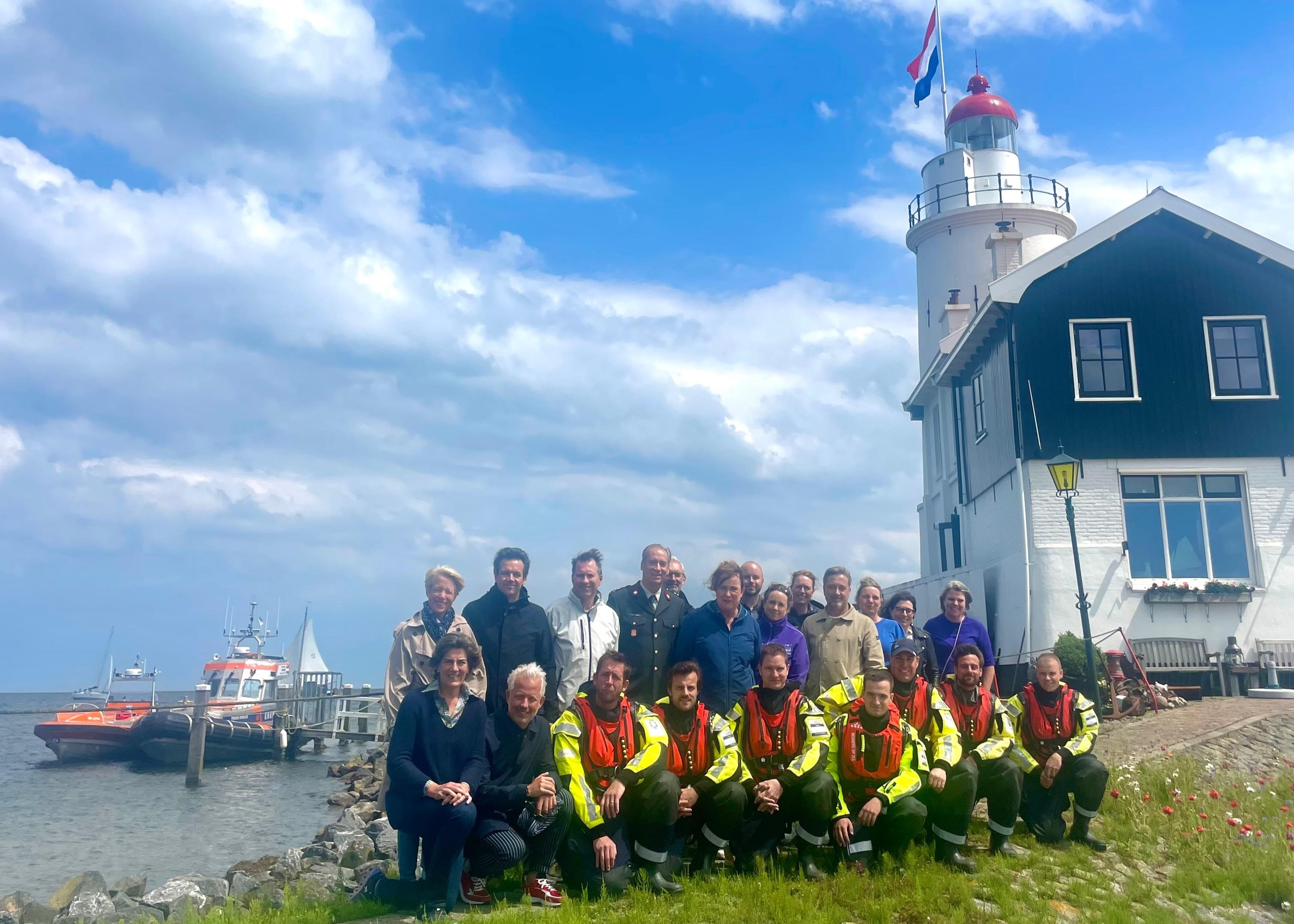 Groepsfoto van enkele leden van het bestuur van Veiligheidsregio Zaanstreek-Waterland samen met een aantal MT-leden, collega’s en vrijwilligers van KNRM Marken