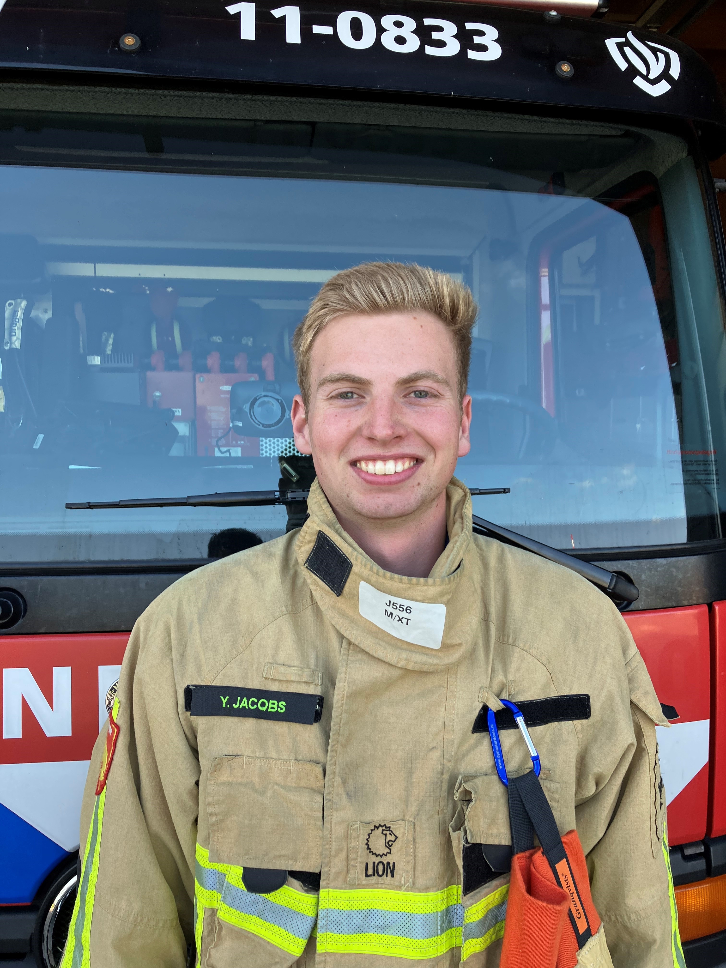 Yannick voor een brandweerwagen