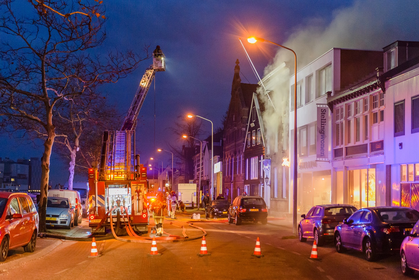 Brandweer blust brand in monumentale woning aan de Zaanweg in Wormerveer